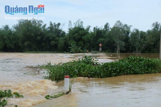 Đây là khu vực nguy hiểm vì nước lũ vẫn còn chảy xiết qua khu vực Bờ Trànkhiến người dân ở xã Đức Lợi bị cô lập.