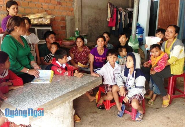 Một buổi tuyên truyền về công tác dân số tại thôn Làng Giấy, xã Ba Cung, huyện Ba Tơ