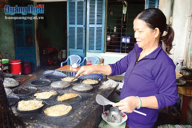 Bà Giao Ái Anh, ở tổ 8, phường Trần Hưng Đạo (TP.Quảng Ngãi), đã 15 năm làm nghề đúc bánh xèo.                                                                                                                                     Ảnh: Ngọc Viên