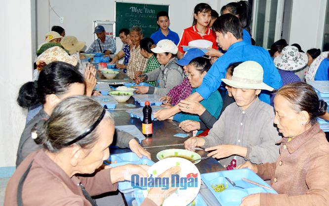 Thanh niên tình nguyện phục vụ bữa ăn cho người nghèo.