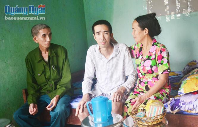 Cả gia đình ông Kim đều bệnh tật. Trong đó, anh Đoàn (ngồi giữa) con trai vợ chồng ông Kim bị ung thư phổi, nhưng không có tiền chữa trị.