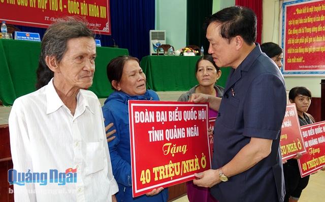 Bí thư TƯ Đảng, Chánh án Tòa án nhân dân tối cao Nguyễn Hòa Bình trao tiền hỗ trợ cho các gia đình