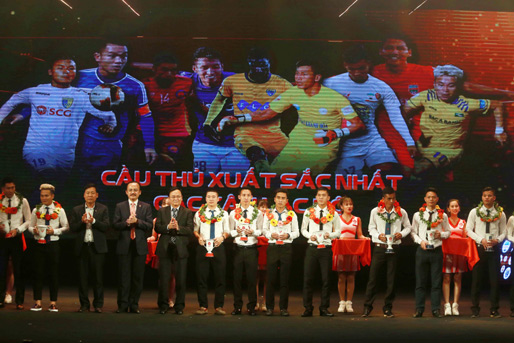 Trao giải cho các cầu thủ xuất sắc của mùa giải Ảnh: Minh Hoàng