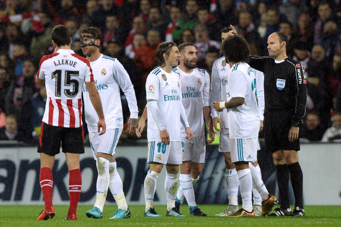Ramos (thứ 2 từ trái sang) bị trọng tài truất quyền thi đấu. Ảnh: REUTERS