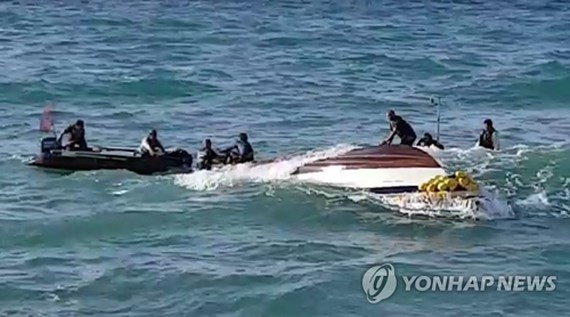  Lực lượng Bảo vệ bờ biển Hàn Quốc đang thực hiện các hoạt động cứu nạn. Ảnh: Yonhap