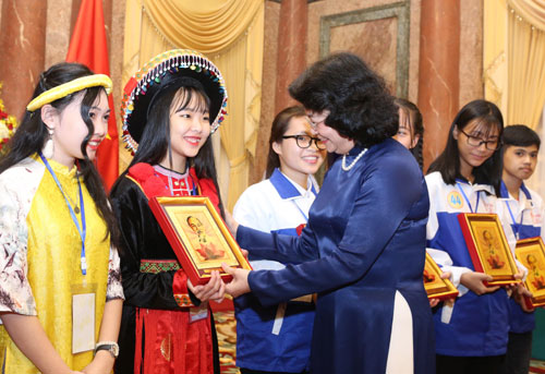  Phó Chủ tịch nước Đặng Thị Ngọc Thịnh tặng quà cho các em thí sinh tham dự cuộc thi "Tự hào Việt Nam".