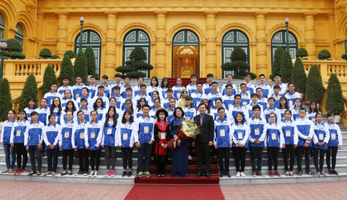 Phó Chủ tịch nước Đặng Thị Ngọc Thịnh chụp ảnh lưu niệm với các thí sinh tham dự cuộc thi.