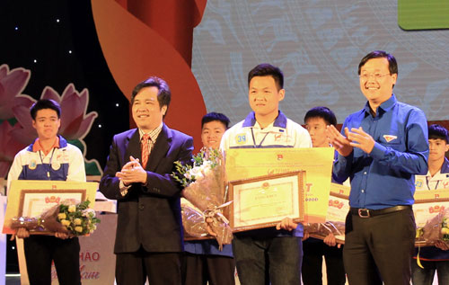 Thí sinh Hà Việt Hoàng (Trường THPT Sóc Sơn, Hà Nội) đoạt Giải Nhất cuộc thi "Tự hào Việt Nam".