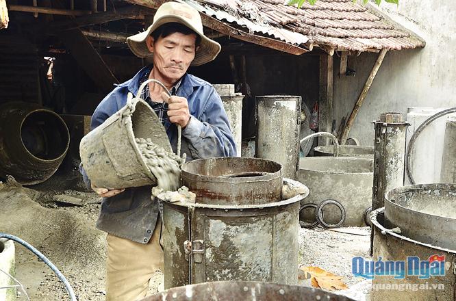 Ông Ngô Cư ở khu dân cư số 8, phường Trương Quang Trọng (TP. Quảng Ngãi) gắn bó với nghề này hơn 20 năm và có cuộc sống ổn định.