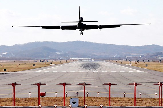 Máy bay do thám U-2 tại căn cứ không quân Osan ở Pyeongtaek tham gia tập trận ngày 4-12. Ảnh: REUTERS