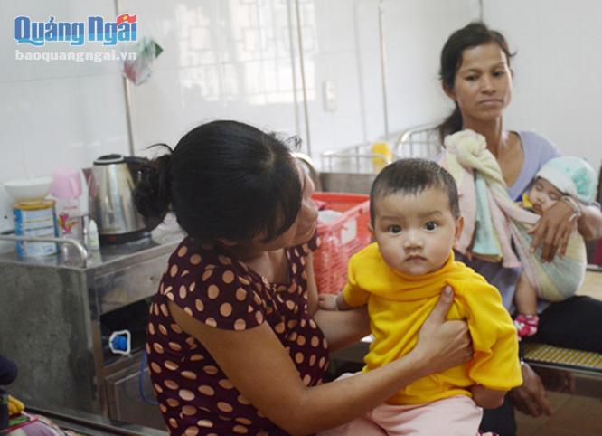 Phụ nữ và trẻ em được chăm sóc y tế tại Trung tâm Y tế huyện Sơn Hà.