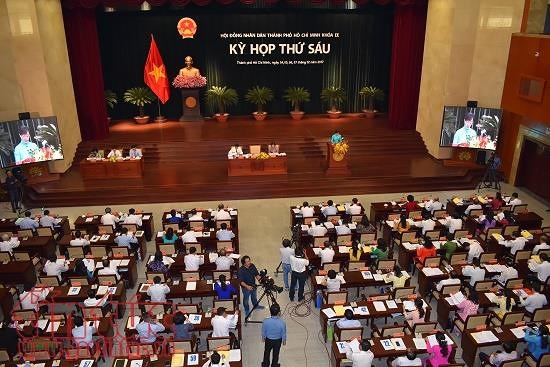 Các đại biểu HĐND TP Hồ Chí Minh kỳ họp thứ 6, khóa IX sẽ xem xét thông qua việc hỗ trợ chế độ cho cán bộ nghỉ việc sớm.
