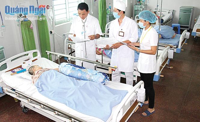 Cán bộ y tế Bệnh viện Đặng Thùy Trâm chăm sóc sức khỏe bệnh nhân.