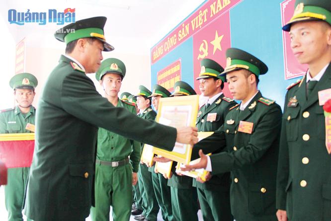 Chính ủy BĐBP tỉnh, đại tá Trương Quang Đảng trao thưởng cho Đồn Biên phòng Bình Đông trong phong trào thi đua Quyết thắng, giai đoạn 2012-2017.