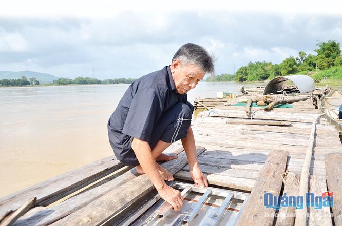 Lồng bè nuôi cá bằng inox giảm thiệt hại trong mùa mưa bão. Trong ảnh: Ông Trần Kim Sanh kiểm tra lồng bè cá trên sông Trà Khúc.