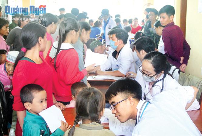 Các y, bác sĩ trẻ của Bệnh viện Đa khoa tỉnh khám bệnh, phát thuốc miễn phí cho người dân Sơn Tinh (Sơn Tây).