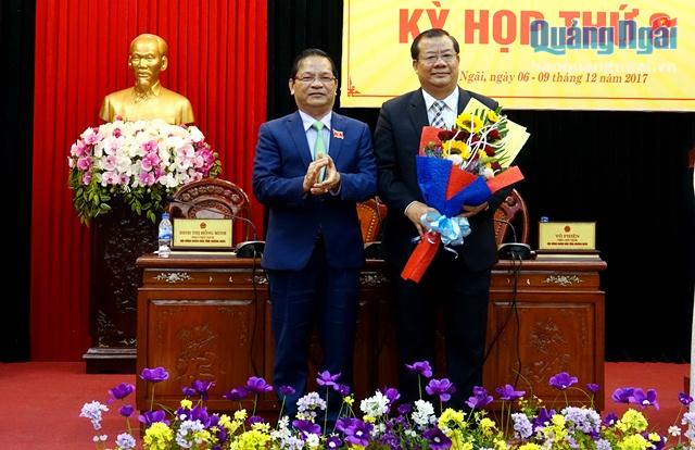 Uỷ viên Trung ương Đảng, Bí thư Tỉnh ủy, Trưởng đoàn ĐBQH tỉnh Lê Viết Chữ tặng hoa chúc mừng đồng chí Nguyễn Tăng Bính