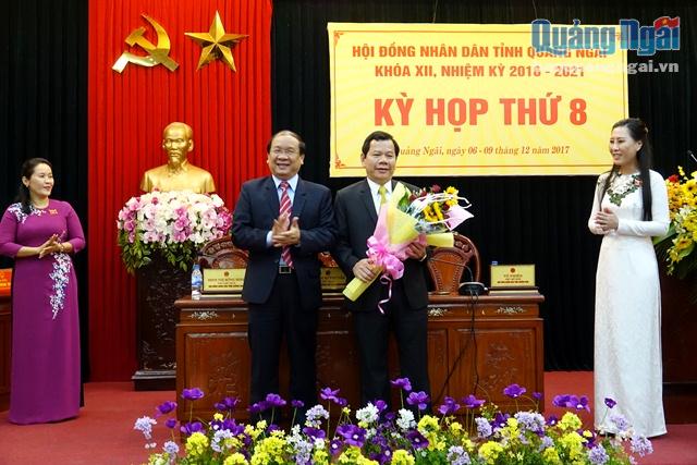Phó Bí thư Thường trực Tỉnh ủy Nguyễn Thanh Quang tặng hoa chúc mừng đồng chí Đặng Văn Minh