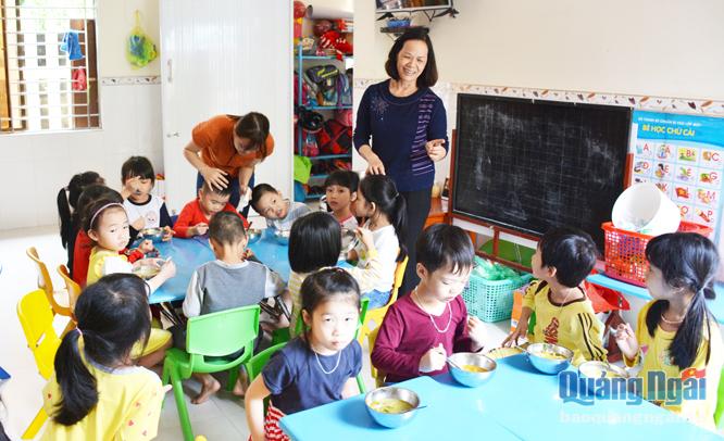 Tuy làm lãnh đạo, nhưng hằng ngày chị Trang vẫn xuống tận các lớp học để theo dõi việc chăm sóc trẻ.
