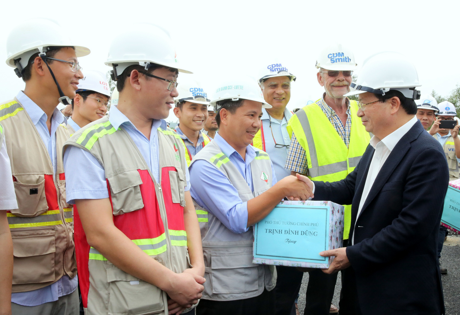 Phó Thủ tướng Trịnh Đình Dũng thăm hỏi, tặng quà, động viên các nhà thầu đang thi công trên công trình. Ảnh: VGP/Xuân Tuyến