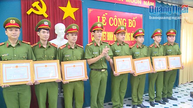 Đại tá Võ Văn Dương - Phó Giám đốc Công an tỉnh khen thưởng cho các cá nhân có thành tích xuất sắc trong công tác điều tra, khám phá nhanh vụ án.