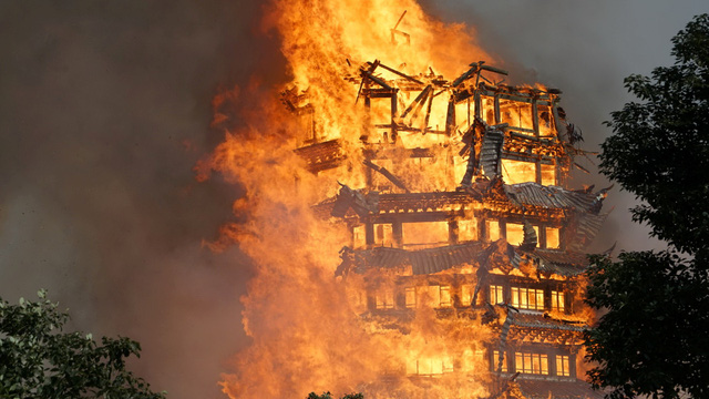 Tòa tháp bắt lửa và bốc cháy như một ngọn đuốc khổng lồ - Ảnh: REUTERS