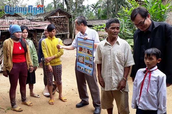 Cán bộ y tế hướng dẫn người dân thôn Tà Noát, xã Ba Ngạc cách vệ sinh môi trường để phòng bệnh