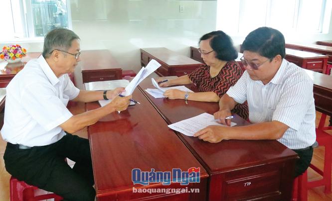 Cấp ủy chi bộ tổ 17, phường Trần Phú họp đánh giá nhận xét 