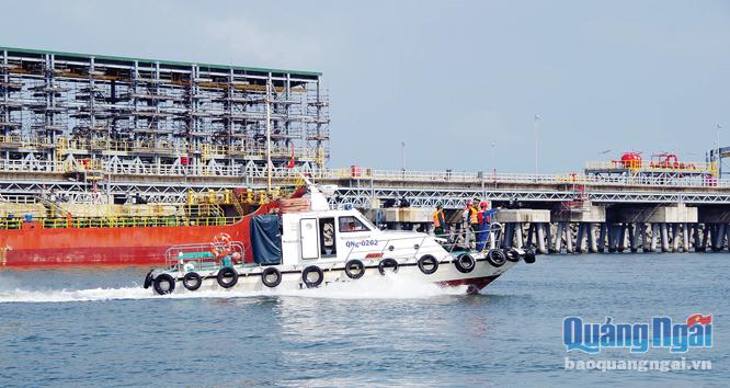 Bộ đội Biên phòng phối hợp với Bộ phận an toàn Nhà máy Lọc dầu Dung Quất tuần tra tại khu vực cảng xuất sản phẩm. Ảnh: K. Toàn