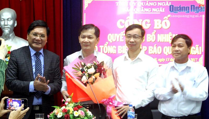 Lãnh đạo Ban Tổ chức Tỉnh ủy và Báo Quảng Ngãi trao Quyết định và tặng hoa chúc mừng đồng chí Nguyễn Phú Đức