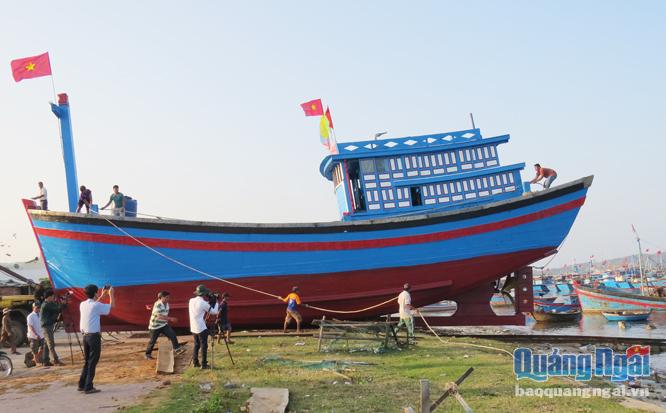 Hạ thủy tàu cá đóng mới tại Hợp tác xã Viễn Đông – Sa Huỳnh.  