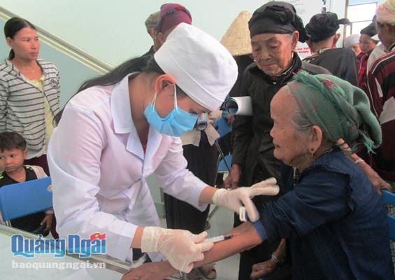 Đoàn công tác của Trung tâm Phong- Da liễu Trung ương Quy Hòa khám và lẫy mẫu máu xét nghiệm cho người dân xã Ba Điền