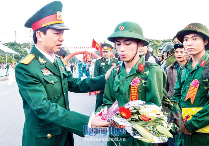 Chỉ huy trưởng Bộ CHQS tỉnh, đại tá Nguyễn Tấn Lâm tặng hoa động viên thanh niên TP. Quảng Ngãi lên đường nhập ngũ năm 2017.