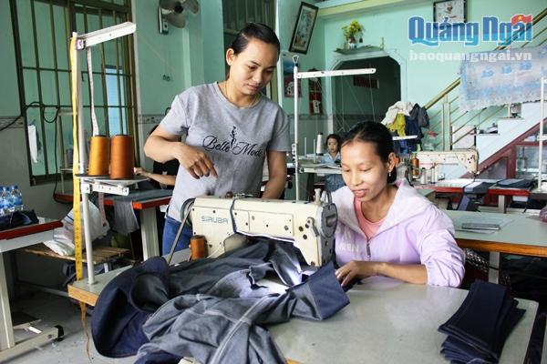 Chị Hoanh mở cơ sở may gia công để kiếm thu nhập và giúp nhiều chị em khác có việc làm ổn định