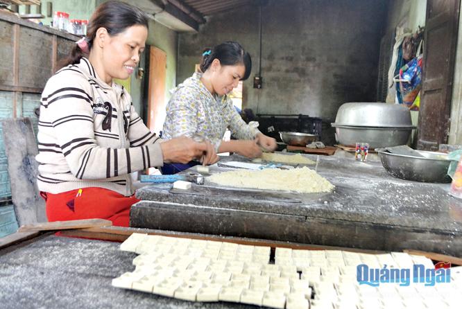 Người dân thôn Hội An, xã Nghĩa Hà (TP.Quảng Ngãi) có truyền thống làm bánh in.