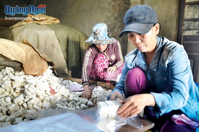Cơ sở sản xuất bánh nổ Hồng Hộ ở tổ dân phố An Bàng, thị trấn Sông Vệ (Tư Nghĩa) tạo việc làm cho hơn 10 lao động.