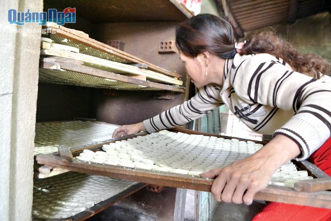 Chị Nguyễn Thị Thủy, chủ cơ sở bánh đậu xanh Phương Tuyền, ở thôn Hội An, xã Nghĩa Hà (TP.Quảng Ngãi) có thâm niên 30 năm trong nghề.