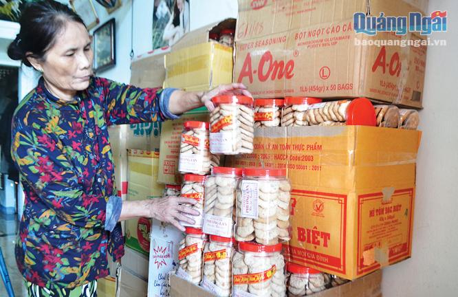 Cơ sở sản xuất bánh truyền thống Phương Lan ở phường Chánh Lộ (TP. Quảng Ngãi) đóng thùng xuất bán ra các tỉnh, thành trong khu vực.