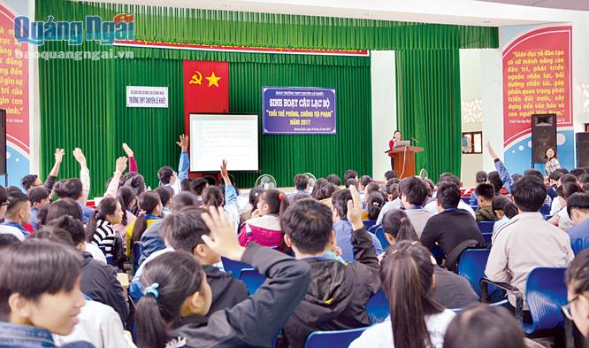 Học sinh Trường THPT chuyên Lê Khiết tham gia buổi tuyên truyền pháp luật về phòng, chống ma túy, tội phạm.    