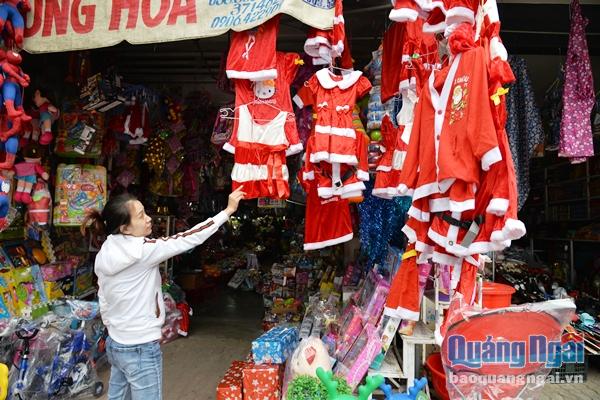 Những sản phẩm phục vụ cho thị trường Noel đã bày bán ngập tràn tại nhiều cửa hàng và có sức mua tăng