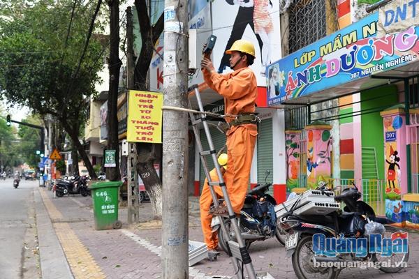 Công nhân Điện lực TP.Quảng Ngãi tiến hành thay thế thùng công tơ điện cũ trên đường Nguyễn Nghiêm