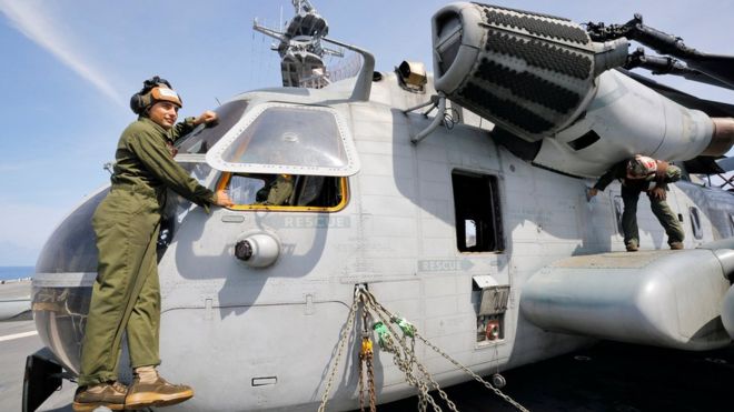 Cánh cửa chiếc trực thăng CH-53E rơi xuống sân trường tại Okinawa, Nhật Bản.