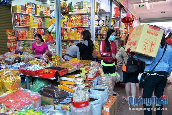 Tại các chợ và siêu thị, có hơn 90% hàng hóa được bày bán là hàng Việt Nam