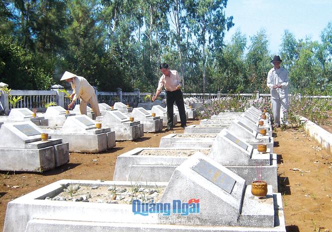Thắp hương trên mộ liệt sĩ hy sinh ở địa đạo Đám Toái.