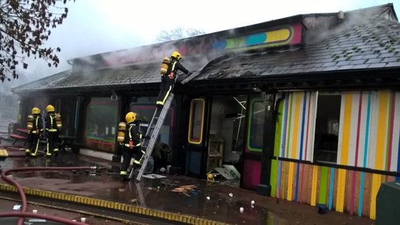10 xe cứu hỏa và hơn 70 lính cứu hỏa mất hơn 3 giờ để dập tắt đám cháy tại Sở thú London ngày 23-12-2017. Ảnh: LFB