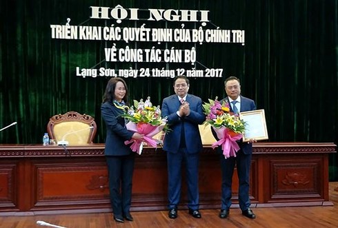 Đồng chí Phạm Minh Chính trao quyết định, tặng hoa chúc mừng đồng chí Lâm Thị Phương Thanh và đồng chí Trần Sỹ Thanh.