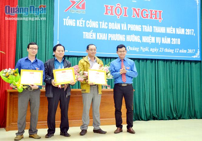 Đoàn Khối các cơ quan tỉnh tuyên dương, khen thưởng cá nhân có thành tích xuất sắc trong công tác Đoàn và phong trào thanh niên năm 2017.