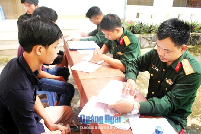 Hội đồng khám sức khỏe NVQS huyện Sơn Hà kiểm tra thủ tục khám sức khỏe cho thanh niên xã Sơn Trung.