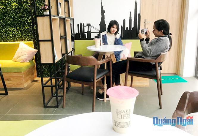  Dingtea – một thương hiệu trà sữa Đài Loan vừa mới được khai trương tại TP.Quảng Ngãi với không gian quán hiện đại, thức uống phong phú thu hút nhiều khách hàng.