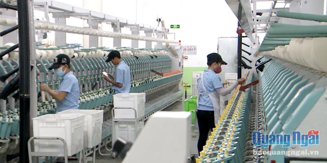 Sản xuất sợi bông xuất khẩu tại nhà máy Xindadong (khu VSIP Quảng Ngãi).